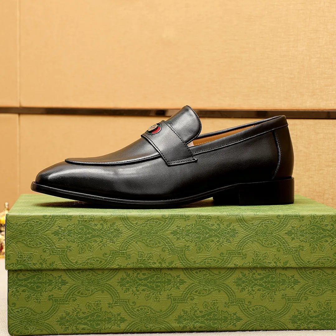 Men's shoes 💰442 💐 Product trademark: GUCCI "Gucci" casual leather shoes Regular size: 38-44 (45.46🉑️customized) Product materials: Selected imported first-layer calfskin upper + luxury hardware buckle, imported small dyed cowhide leather lining. Strong three-dimensional visual effect, combined outsole Color: 1⃣️color optional